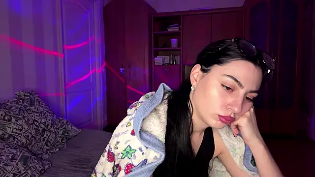 Radiant Luna online show from December 15, 2025, 6:23 pm