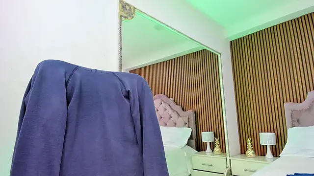 Cherrybombs  online show from April 12, 2026, 1:32 am