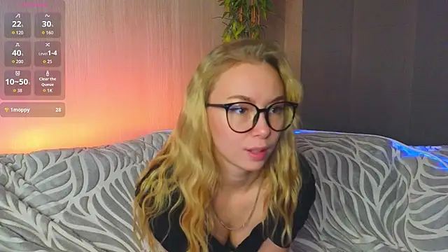 lunaaure online show from December 16, 2025, 4:23 pm