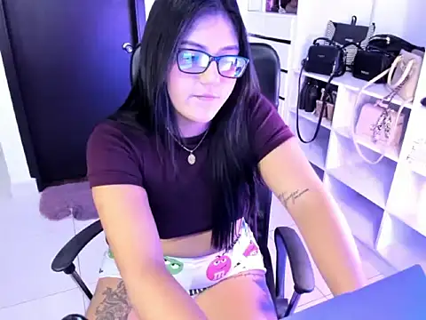 Snapshot of cristina697 chatting on February 3, 2026, 4:21 am cristina697 online show from February 3, 2026, 4:21 am