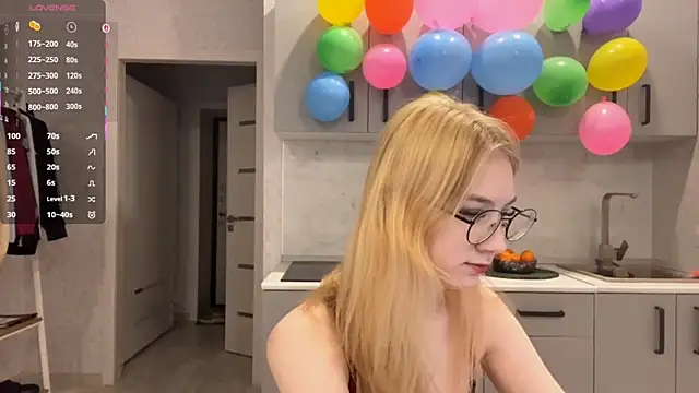 Snapshot of MargyDejong chatting on April 5, 2026, 12:24 pm MargyDejong online show from April 5, 2026, 12:24 pm