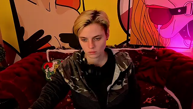 Snapshot of RoxyFlamee chatting on December 15, 2025, 1:37 pm RoxyFlamee online show from December 15, 2025, 1:37 pm