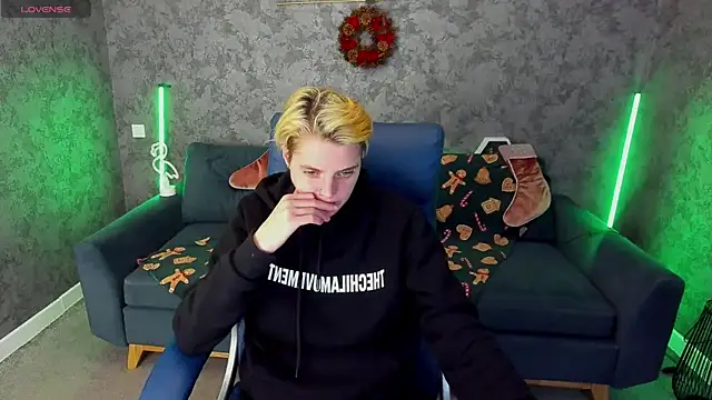 Snapshot of RoxyFlamee chatting on December 16, 2025, 1:49 pm RoxyFlamee online show from December 16, 2025, 1:49 pm