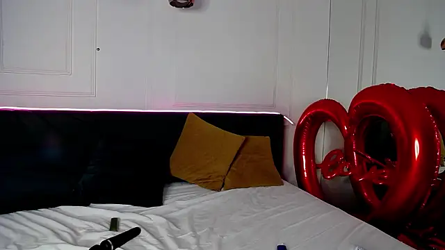 Snapshot of RavenFoxxy chatting on February 22, 2026, 6:35 am RavenFoxxy online show from February 22, 2026, 6:35 am