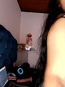 Snapshot of MisNicol chatting on December 4, 2025, 8:28 pm MisNicol online show from December 4, 2025, 8:28 pm