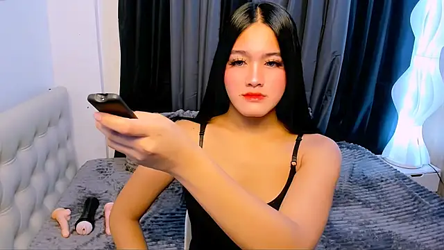 HollyMariee online show from December 5, 2025, 10:24 am