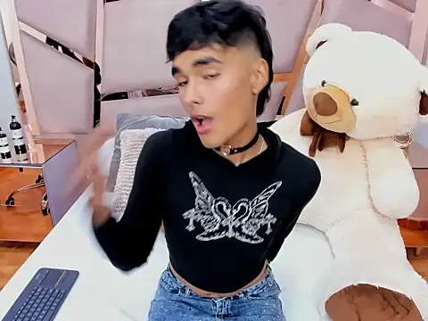 Snapshot of LittleNito chatting on December 5, 2025, 8:05 pm LittleNito online show from December 5, 2025, 8:05 pm