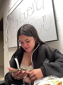 Camila Duarte2 online show from December 17, 2025, 1:28 pm