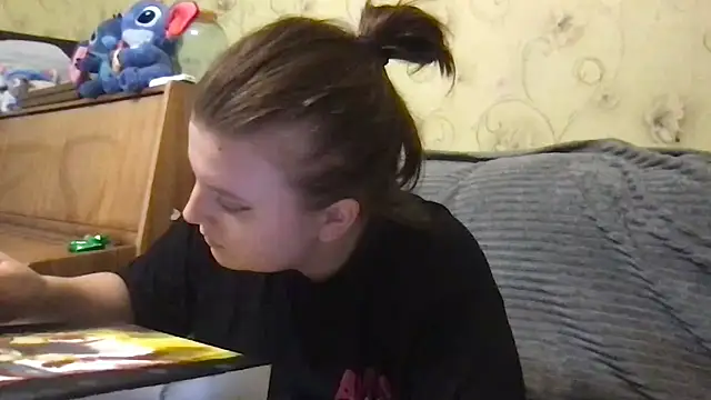 Snapshot of KrisToday chatting on December 18, 2025, 4:02 pm KrisToday online show from December 18, 2025, 4:02 pm