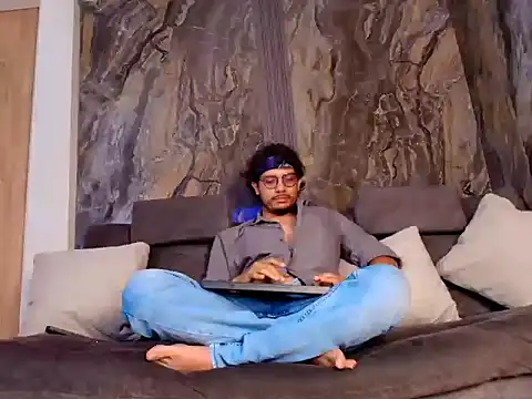 Snapshot of EnzoDarkwood chatting on December 5, 2025, 1:42 pm EnzoDarkwood online show from December 5, 2025, 1:42 pm