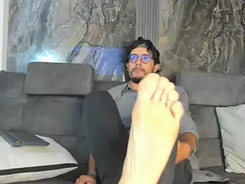 Snapshot of EnzoDarkwood chatting on December 15, 2025, 1:59 pm EnzoDarkwood online show from December 15, 2025, 1:59 pm