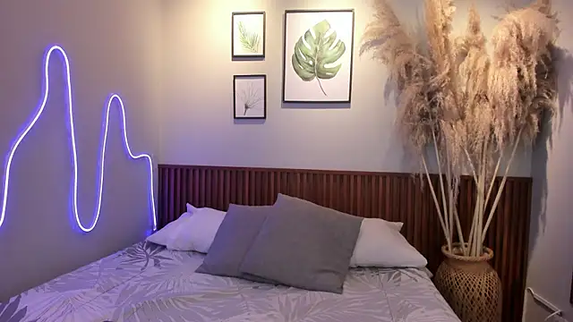 MIAROGGERSS online show from December 16, 2025, 3:11 am