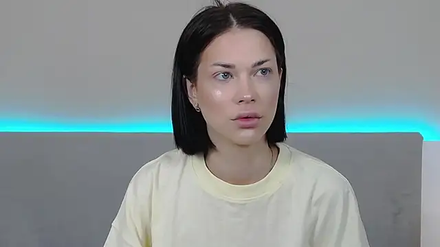 RachaelMils online show from April 17, 2026, 3:42 am