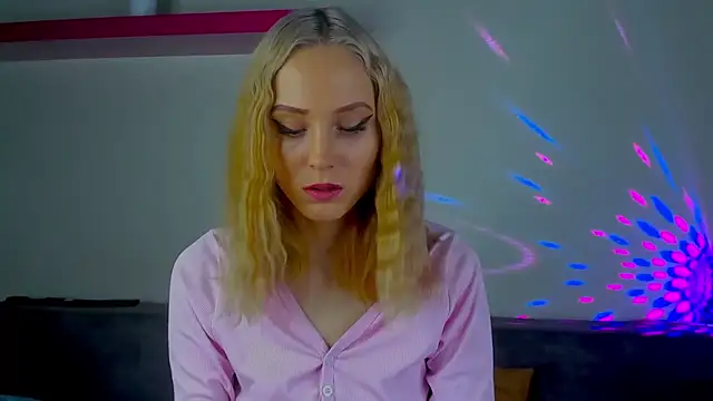 Snapshot of Gina_Gina_love chatting on December 22, 2025, 11:07 am Gina Gina love online show from December 22, 2025, 11:07 am