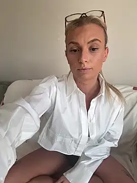 Snapshot of Blonde_BambiXX chatting on March 10, 2026, 11:04 am Blonde BambiXX online show from March 10, 2026, 11:04 am