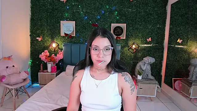 Snapshot of GabyyCute_ chatting on December 17, 2025, 3:23 am GabyyCute online show from December 17, 2025, 3:23 am