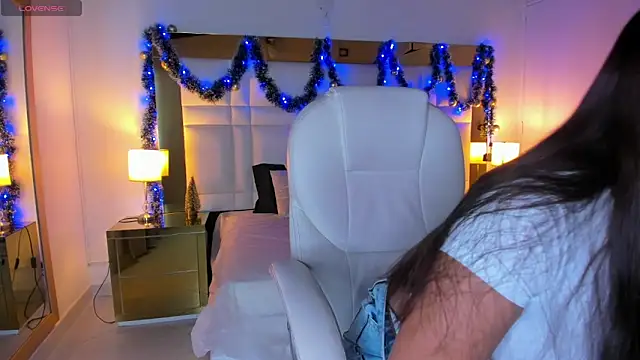 Snapshot of Zoei_Moon chatting on December 16, 2025, 7:19 pm Zoei Moon online show from December 16, 2025, 7:19 pm