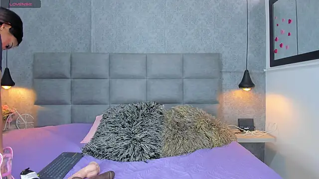 emilyy r online show from April 14, 2026, 7:09 pm