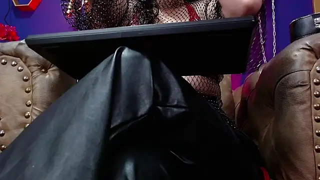 Snapshot of LunaTikka chatting on January 13, 2026, 1:22 am LunaTikka online show from January 13, 2026, 1:22 am