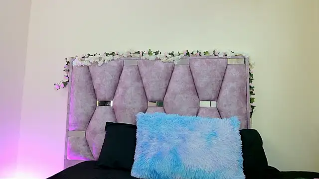 Snapshot of iris_and_damian chatting on February 17, 2026, 5:19 pm iris and damian online show from February 17, 2026, 5:19 pm