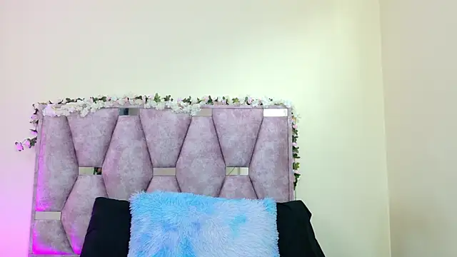 Snapshot of iris_and_damian chatting on February 20, 2026, 5:24 pm iris and damian online show from February 20, 2026, 5:24 pm