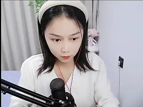 Snapshot of mili923 chatting on December 4, 2025, 2:04 pm mili923 online show from December 4, 2025, 2:04 pm