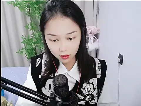 Snapshot of mili923 chatting on December 5, 2025, 2:03 pm mili923 online show from December 5, 2025, 2:03 pm