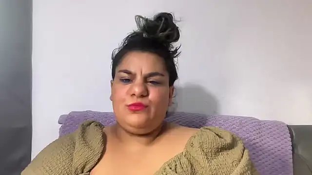 YoungCurvyLeah online show from August 1, 2026, 2:11 am