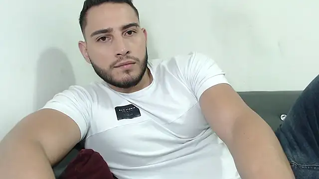 Snapshot of Seank_Noszka chatting on December 14, 2025, 8:13 pm Seank Noszka online show from December 14, 2025, 8:13 pm