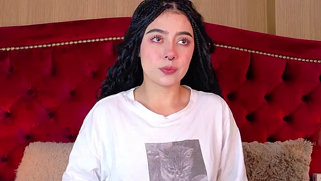 Snapshot of TaniaRedd_ chatting on December 15, 2025, 1:37 pm TaniaRedd online show from December 15, 2025, 1:37 pm