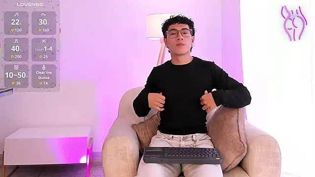 Snapshot of LittleMya_ chatting on February 4, 2026, 8:14 pm LittleMya online show from February 4, 2026, 8:14 pm