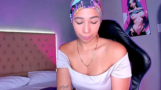 Snapshot of EmmaLawrence_ chatting on December 16, 2025, 8:36 pm EmmaLawrence online show from December 16, 2025, 8:36 pm