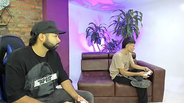 HotThreesoome online show from December 18, 2025, 12:55 pm