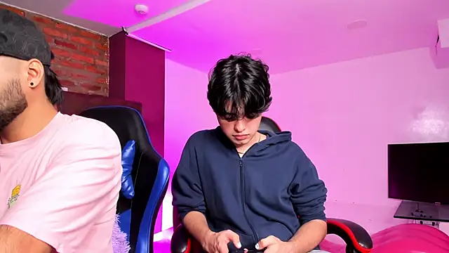 HotThreesoome online show from February 11, 2026, 12:32 pm