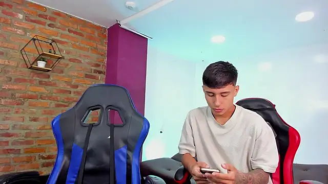 HotThreesoome online show from April 14, 2026, 1:17 pm