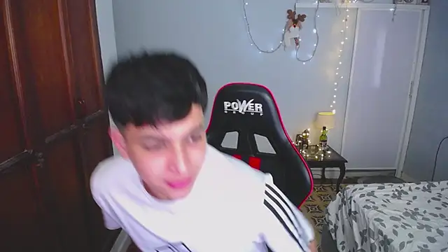 Snapshot of paul_crewe chatting on December 4, 2025, 7:33 pm paul crewe online show from December 4, 2025, 7:33 pm