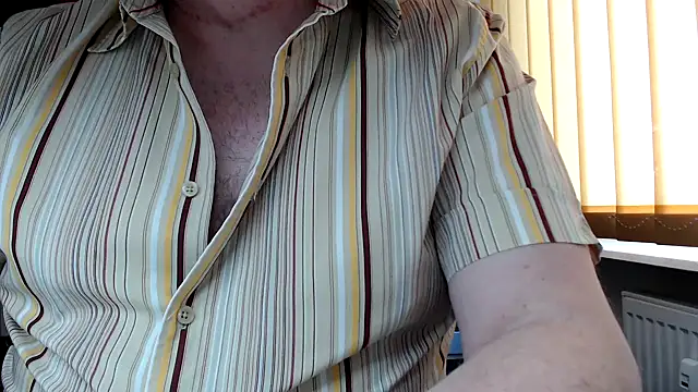 Snapshot of xm0rtix chatting on April 8, 2026, 7:52 am xm0rtix online show from April 8, 2026, 7:52 am