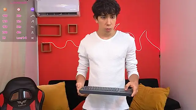 Neo Twink online show from May 28, 2026, 7:11 pm