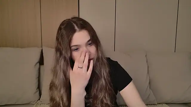 Lina Sinerz online show from March 17, 2026, 8:45 pm