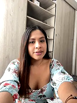 Snapshot of Alana-fox chatting on December 17, 2025, 4:57 pm Alana-fox online show from December 17, 2025, 4:57 pm