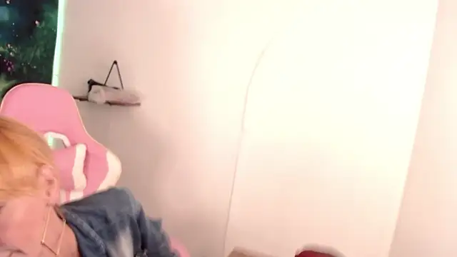 Snapshot of bella_volup chatting on February 15, 2026, 5:31 pm bella volup online show from February 15, 2026, 5:31 pm