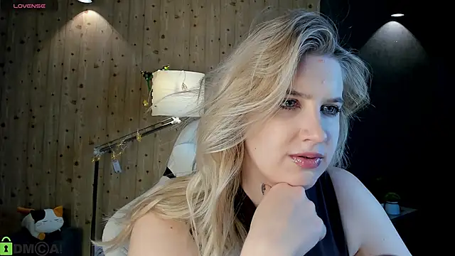 Snapshot of LunasShine chatting on December 15, 2025, 4:06 am LunasShine online show from December 15, 2025, 4:06 am