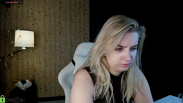 Snapshot of LunasShine chatting on December 17, 2025, 4:07 am LunasShine online show from December 17, 2025, 4:07 am