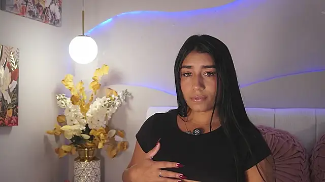 Snapshot of SaraJonesxx chatting on February 25, 2026, 7:01 pm SaraJonesxx online show from February 25, 2026, 7:01 pm