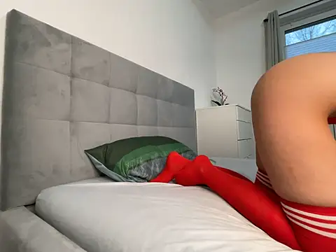 Carlycrush  online show from April 17, 2026, 6:00 pm