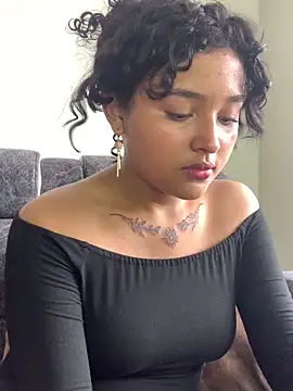 ladulcemary  online show from April 8, 2026, 7:03 pm