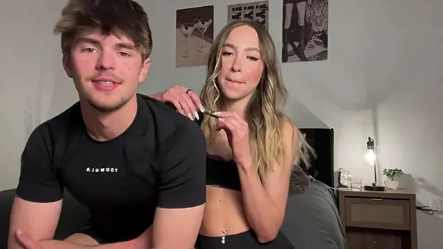 Snapshot of KiraSkys chatting on February 26, 2026, 12:42 am KiraSkys online show from February 26, 2026, 12:42 am