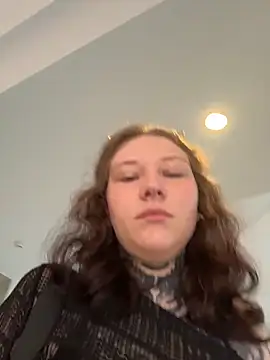 Snapshot of FionaMurr chatting on December 16, 2025, 2:05 am FionaMurr online show from December 16, 2025, 2:05 am