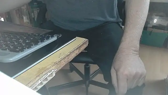 Snapshot of oldmann08 chatting on January 12, 2026, 1:05 pm oldmann08 online show from January 12, 2026, 1:05 pm