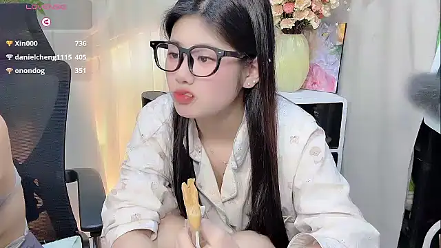 Snapshot of Yvonne-07 chatting on December 15, 2025, 1:54 am Yvonne-07 online show from December 15, 2025, 1:54 am